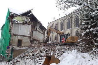 Straßensperrung bald beendet: Erzgebirgskreis lässt Haus abreißen - Abrissarbeiten in Johanngeorgenstadt – mit dem Haus wird auch eine lange Straßensperrung verschwinden.