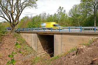 Straßensperrung bei Hohenstein-Ernstthal bringt Autobahn-Blockierer aus der Fassung - Der Rückbau dieser Brücke führt zu einer langen Straßensperrung.
