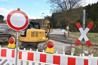 Straßensperrung im Erzgebirge: Landesamt nennt Freigabedatum für neue Brücke - Die seit 2024 gesperrte Brücke in Heidersdorf ist bald wieder befahrbar.