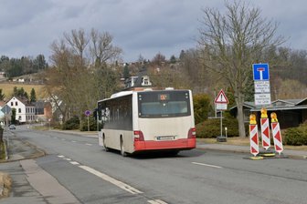 Straßensperrung in Wilkau-Haßlau: Busverkehr wird umgeleitet - In Cunersdorf wird auf die Vollsperrung hingewiesen, der Bus wird über Culitzsch umgeleitet.