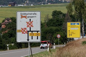Straßensperrungen rund um den Sachsenring: Darauf müssen Autofahrer achten - Die Verkehrszeichen für die große Herausforderung An- und Abreise im Zusammenhang mit dem Grand Prix stehen schon. Im Bild die Ausschilderung an der B 173 kurz vor Ortseingang Gersdorf. 