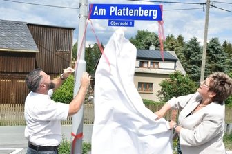 Straßentaufe in Obersohl - Gabriela Hass-Zens, Geschäftsführerin der Wohnungsbaugesellschaft, und Sohls Ortsvorsteher Christian Warnecke enthüllten das neue Straßenschild. 