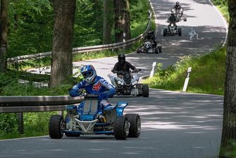 Straßentaugliche Quads: Ein Stück Motorradgefühl für Autofahrer - Thomas Gernhardt aus Freital (vorn) auf seinem Yamaha-Quad: Kurvenreiche Strecken wie die Staatsstraße 163 durch die Sächsische Schweiz sind das bevorzugte Terrain für ihn und seine Quadfreunde.