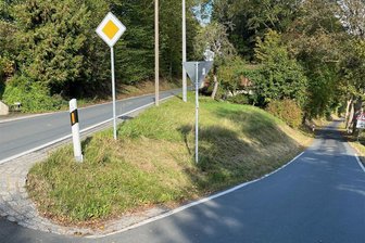 Straßenumbenennung in Bösenbrunn: Räte überstimmen Bürgermeister - Die Planschwitzer Straße (rechts) in Bösenbrunn soll einen neuen Namen erhalten. Vorgeschlagen ist Magwitzer Straße. Die Drödaer Straße (links) wird ihren Namen behalten, die Drödaer Straße in Bobenneukirchen wird umbenannt.