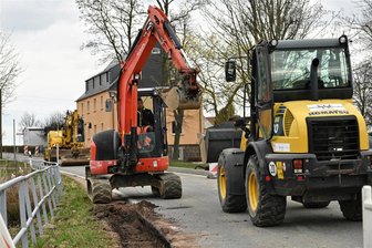 Straßenverbreiterung in Wiederau: Ein Bauvorhaben gegen die Uhr - An der Turnhalle in Wiederau muss die Topfseifersdorfer Straße verbreitet werden.