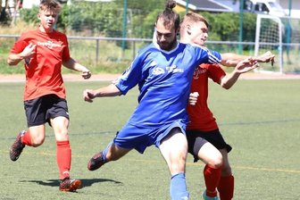 Straucheln die Favoriten? - Arno Heinrich (l., hier im Zweikampf mit Annabergs Quentin Schubert) und der SV Blau-Weiß Crottendorf wollen am Wochenende in Königswalde den Einzug in die 2. Runde des Erzgebirgspokals feiern. 