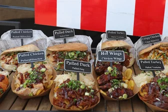 Straußenburger, Corn-Dogs und Insekten: Was das Streetfood-Festival in Schwarzenberg bietet - Burger mit Pulled Pork oder schwarzen Brötchen soll es beim Streetfood-Festival in Schwarzenbrg am Wochenende geben.