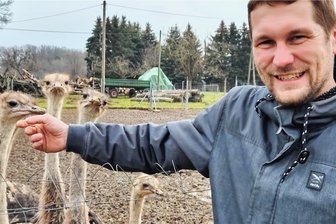Straußenhof und Kinderfilm: Fünf Tipps für das Wochenende rund um Freiberg und Frankenberg - Marcus Reissig (33) führt den Straußenhof Striegistal in zweiter Generation und kommt den Hennen hier ganz nah.