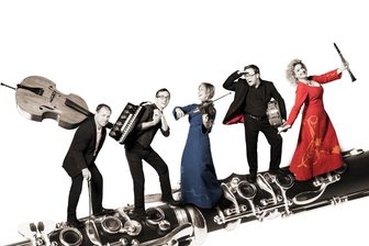 Streaming-Konzert: Freiberger Klezmer-Band rockt das Internet - Tino Scholz (Kontrabass), Hans-Richard Ludewig (Akkordeon), Kerstin Guzy (Geige), Michael Winkler (Schlagzeuge) und Anja Bachmann (Klarinette, v.l.) bilden die Freiberger Klezmer-Band Harts un Neschome, die am 21. Juli ab 21 Uhr ein Streamingkonzert im Internet gibt.