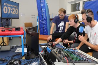 Streaming-Team im Ehrenamt: Wie das Volleyball-Erzgebirge bis nach Brasilien strahlt - Ein Blick ins improvisierte Regiestudio: Bastian Dähmlow, Oskar Wolny und Julius Scharf (v. l.) gehören zum Streaming-Team des VSV Bockau-Lauter.