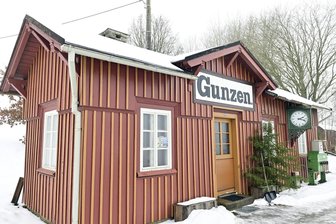 Strecke der Musikwinkelbahn im Vogtland stillgelegt: Wie geht es jetzt weiter? - Frostige Zeiten am Bahnhof Gunzen. Doch ein Hoffnungsfunke glüht: Vielleicht wird die Ende 2025 still gelegte Bahnstrecke schon bald wieder in Betrieb genommen.