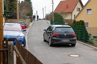 Strecke in Siedlung am Hüttengrund fertig saniert - Der sanierte Straßenabschnitt in der Hüttengrundsiedlung hat jetzt auch eine Asphaltdecke. 