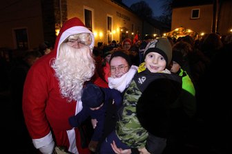 Streckewalde: Weihnachtsmann verteilt letzte Geschenke - Sarah Baldauf besuchte mit ihren Kindern Kurt (r.) und Fred den Weihnachtsmann in Streckewalde.