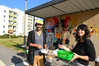 Street-Art an der Bushaltestelle: Tausende Pixel werden zu einem Löwen - Frances und Everett Duarte bekleben seit Montag die Bushaltestelle am Ottendorfer Hang in Hainichen mit Pixeln aus Papier. Bis Freitag entsteht so ein Wandbild.