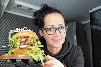 Street Food Markt: Jugendparlament sorgt nicht nur für leckere Häppchen - Claudia Geist, Inhaberin der Street-Food-Factory, präsentiert einen ihrer Burger.