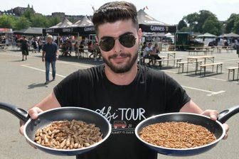 Street-Food: Von Burgern bis Würmern - Insekten in der Pfanne: Abdo Ankasten hat den Stand "Insects Germany" betreut. 