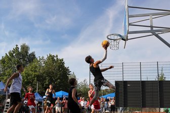 Streetball im Erzgebirge: Turnier bietet aber nur begrenzte Anzahl an Plätzen - Bei der Premiere des Streetball-Turniers in Aue traten neun Teams gegeneinander an.