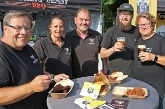 Streetfood-Festival hat begonnen - Veranstalter Alexander Kopke (rechts) hat wieder internationale Speisen sowie Getränke der besonderen Art nach Zwickau gebracht.