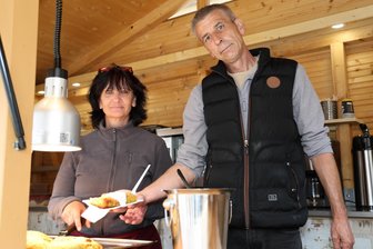 Streetfood-Festival im Erzgebirge lockt mit Frosch-Schenkel, Zebra-Burger und Kloßteig-Rolle - Kloßteig neu gedacht: Mona Kraus und Dirk Kunze haben auf dem Streetfood-Markt in Annaberg ihre Kloßteig-Rollen angeboten.