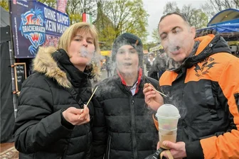 Streetfood-Festival in Chemnitz: Von afrikanischem Krokodilgulasch bis Zebra-Burger - Naschten auf minus 200 Grad Celsius gekühlten Puffreis: Anja Zückert, Marc Zückert (Mitte) und Patrick Helms auf dem Streetfood-Festival. Noch bis Sonntag ist geöffnet. 