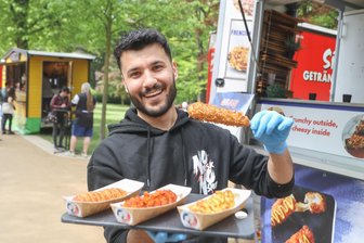 Streetfood-Festival in Limbach-Oberfrohna: Wie entstehen die Ideen? - Gafar Hasan arbeitet seit 2017 auf Streetfood-Festivals. In diesem Jahr setzt er auf „Corn Dog“, ein frittierter Snack am Stil.