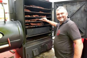Streetfood-Festival in Mittweida: Es ist angerichtet - Der Duft frisch zubereiteter Speisen lockt seit Samstagmittag unternehmungshungrige Besucher in Mittweida an.