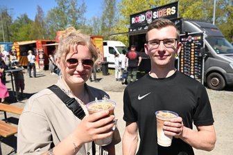 Streetfood-Markt im Erzgebirge: Wie weit Besucher mit 20 Euro kommen - Nelly Voigt und Jonas Charlett sind mit einem Eiskaffee Latte mit Baileys gestartet.