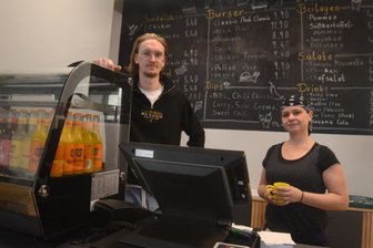 Streetfood statt Fastfood in Auerbach: Neues Bistro in der Innenstadt eröffnet - Lukas Dörken und Sandra Lange betreiben in der Auerbacher den „Stadt Genuss".