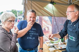 Streetfoodmarkt in Marienberg: Ex-RTL-Dschungelcampkoch tischt Schwarzkäferlarven auf - Yvonne Kouril und Maik Lerchner probieren den Insektenmix von Ex-Dschungelcampkoch Frank Ochmann (r.). 