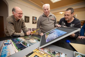 Streetfotografie vom Feinsten: Fotografen aus dem Vogtland zeigen spektakuläre Schnappschüsse aus aller Welt - Der Fotoclub Vogtland zeigt im Vogtlandkonservatorium Streetfotografie. Die Clubmitglieder Jürgen Zorn, Klaus Vetter und Andreas Schiller halfen beim Aufbau.