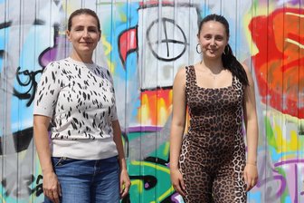 Streetwork-Projekt stärkt Verbundenheit und bietet Halt auf dem Schützenplatz in Crimmitschau: „Niemand wird ausgeschlossen“ - Die Streetworkerinnen Walentina Hamidulla (l.) und Helene Winkler vor dem Container-Büro.
