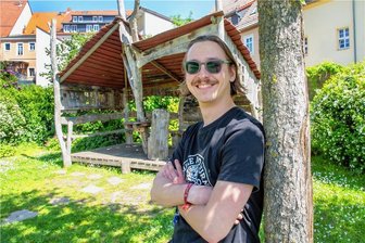 Streetworker-Projekt in Oederan reagiert auf Beschwerden über Jugendliche - Streetworker Julien Jenczer vom Verein Regenbogenbus in der Familien- und Erlebniswelt in Oederan. Die Hütte am Spielplatz ist ein Treffpunkt von Jugendlichen.