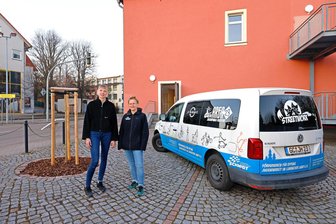 Streetworkerinnen sind jetzt auch in Oberlungwitz aktiv - Die Streetworkerinnen Leonie Illgen (li.) und Kerstin Püschmann am Vereinshaus „Zur Post“.