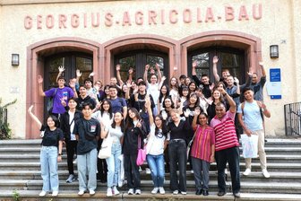 Streichholzschächtelchen und andere Hürden: Deutsch lernen für ausländische Studenten in Zwickau - Die Teilnehmer aus zwölf Ländern nach der Eröffnung des Deutsch-Intensivkurses vor dem Zwickauer Hochschulgebäude am Dr.-Friedrichs-Ring.