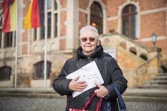 Streichungen beim Stadtbus: Stollbergerin kämpft um Haltestelle - Brigitte Suhr (79) ist mit den Kürzungen beim Stadtbus nicht einverstanden. Sie hat gut 70 Unterschriften gesammelt, um sie im Rathaus abzugeben. Auf dem Foto wurde die Liste in der Nachbearbeitung unkenntlich gemacht.