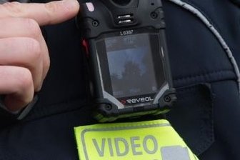 Streife mit elektronischen Augen: Sachsens Polizei testet Bodycams - Kleine Kamera: Dieses Modell der Bodycam verfügt auch über einen Monitor.