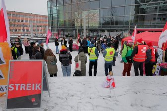 Streik an TU Chemnitz mit geringer Beteiligung: „Es fehlt das Bewusstsein“ - Streik auf dem Mensa-Vorplatz der Technischen Universität Chemnitz.