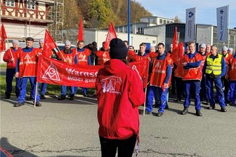 Streik: Auerhammer-Metallwerker protestieren vor Werktoren in Aue - 70 Mitarbeiter des Auerhammer Metallwerks haben am Freitag mit ihrem Streik andere Kollegen der Branche bei ihren Forderungen nach mehr Geld unterstützt.