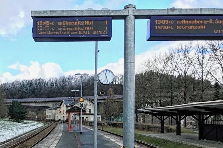 Streik behindert Bahnverkehr am Vormittag - In Zschopau wiesen die Anzeigetafeln auf den Streik hin. 