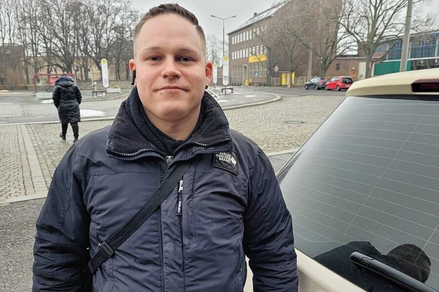 Streik bei Bus und Straßenbahn: Wie Fahrgäste in Zwickau reagieren - Uwe aus Magdeburg hatte den Streik nicht auf dem Schirm und entschied sich für ein Taxi.