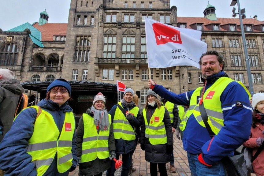 Streik bei Bussen, Straßenbahnen und Ämtern in Chemnitz: Hunderte bei Kundgebung vor Rathaus - 