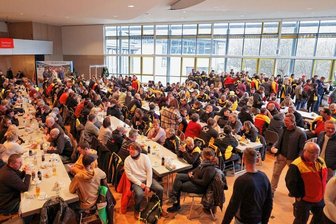 Streik bei der Deutschen Post: Sendungen bleiben liegen - Mehr als 400 Postler aus dem Raum Zwickau, dem Vogtland, dem Erzgebirge und Teilen von Thüringen sind am Freitag zu einem Warnstreik in der Glauchauer Sachsenlandhalle zusammengekommen. 