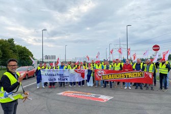 Streik bei Freiberger Brauerei - NGG-Gewerkschafter Thomas Lißner am Donnerstag mit Streikenden vor dem Freiberger Brauhaus.
