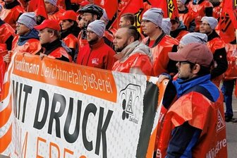 Streik bei Handtmann - Kurz vor den nächsten Tarifverhandlungen sind Dutzende Beschäftigte der Leichtmetallgießerei Handtmann am Donnerstag in einen Warnstreik getreten.