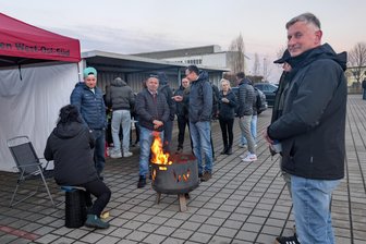 Streik bei Regiobus in Mittelsachsen trifft vor allem Region Freiberg und Flöha - An der Freiberger Regiobus-Zentrale waren seit den frühen Morgenstunden am Montag Streikposten anzutreffen.