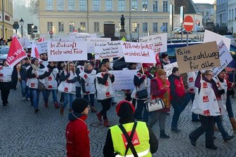 Streik beim DRK in Mittelsachsen: 100 Rettungskräfte und Pfleger auf Protestkundgebung - 