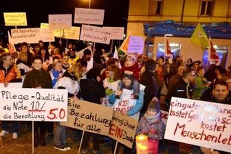 Streik beim Roten Kreuz in Mittelsachsen - Im November demonstrierten die DRK-Mitarbeiter in Hainichen noch nach Feierabend. Nun treten sie in den Ausstand.