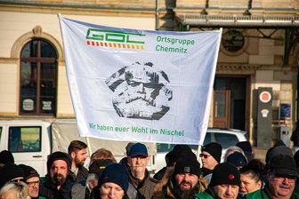 Streik der Lokführer: Was die Bahnarbeiter wurmt - Mitarbeiter von Deutscher Bahn, Transdev und City-Bahn bei einer Streikdemo vor dem Chemnitzer Hauptbahnhof.