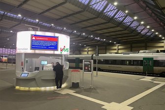 Streik der MRB: Zwei Ersatzbusse fahren nach Leipzig - Am Bahnhof stehen die Züge der MRB still.