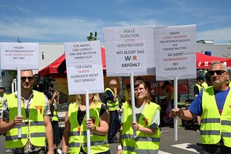 Streik-Erfolg bei Vita-Cola-Hersteller: Beschäftigte von Lichtenauer Mineralquellen erhalten mehr Lohn - Vor dem Eingang der Lichtenauer Mineralquellen hatten vor einem Jahr Beschäftigte für Westlohn gestreikt.